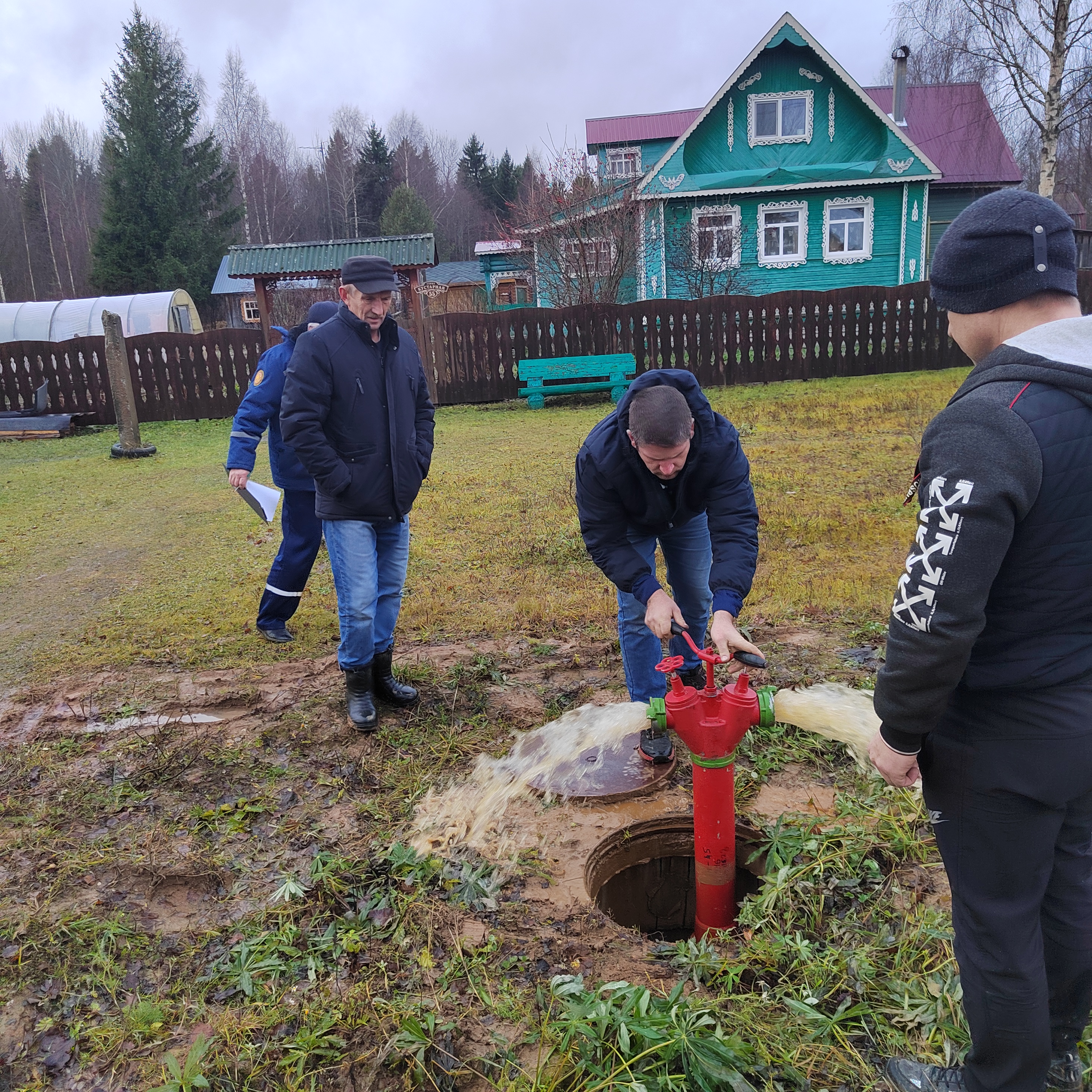 В рамках исполнения полномочий по обеспечению первичных мер пожарной безопасности сотрудниками проведена проверка пожарных гидрантов, установленных на водопроводной сети п. Кипелово и п. Стризнево..