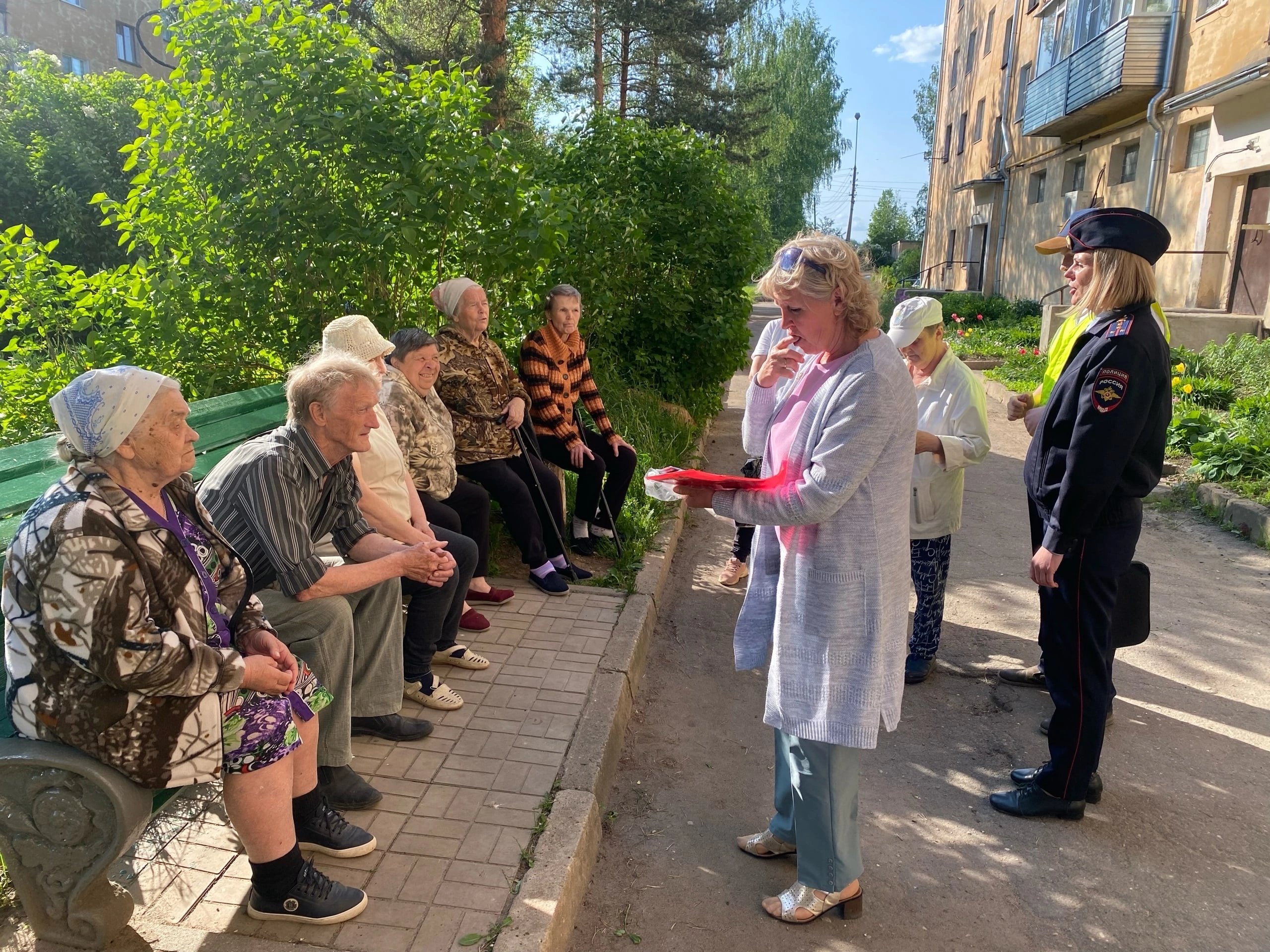 Сотрудники Отдела, совместно с председателем совета ветеранов ОМВД Антониной Лёгких и ветеранами Отдела провели профилактические беседы с гражданами старшего поколения, как уберечь себя от мошеннических действий..