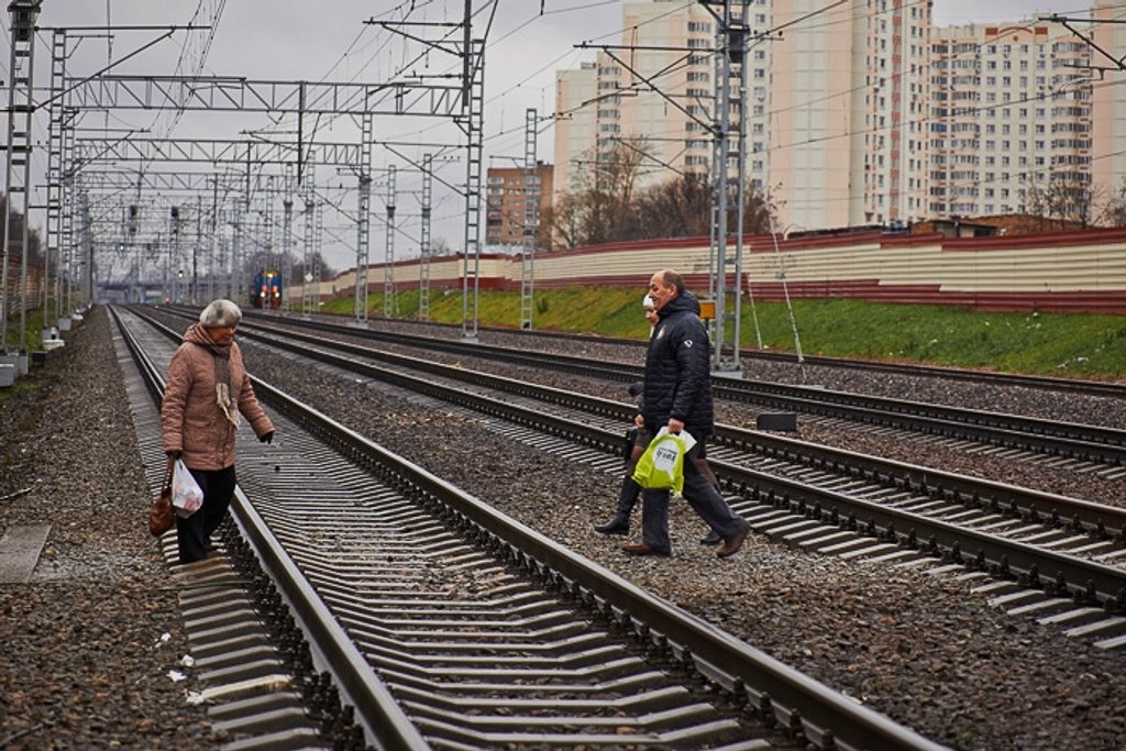 Вологодская транспортная прокуратура предупреждает граждан об ответственности за нахождение на железнодорожных путях.